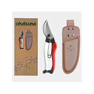 Luxus aj&aacute;nd&eacute;kk&eacute;szlet Okatsune 103 metszőoll&oacute;val, Okatsune 108 tokkal. Az Okatsune 103 a legn&eacute;pszerűbb metszőoll&oacute; a k&iacute;n&aacute;latban. Ennek a borotva&eacute;les metszőoll&oacute;nak a peng&eacute;i a legfinomabb jap&aacute;n ac&eacute;lb&oacute;l kov&aacute;csoltak (ugyanabb&oacute;l az ac&eacute;lb&oacute;l, amelyből a szamur&aacute;jok katana kardja is k&eacute;sz&uuml;l), &eacute;s lehetőv&eacute; teszik, hogy k&ouml;nnyed&eacute;n &aacute;tv&aacute;gja az ak&aacute;r 25 mm vastag &aacute;gakat is, p&eacute;ld&aacute;ul cserj&eacute;ket, r&oacute;zs&aacute;kat, gy&uuml;m&ouml;lcsf&aacute;kat &eacute;s k&uacute;sz&oacute;n&ouml;v&eacute;nyeket. Az &ouml;vhurokkal ell&aacute;tott Het 108 tok lehetőv&eacute; teszi, hogy biztons&aacute;gosan mag&aacute;val vigye metszőoll&oacute;j&aacute;t, ha nem haszn&aacute;lja, de k&eacute;zn&eacute;l szeretn&eacute; tartani. A vil&aacute;gos bőr idővel &eacute;s haszn&aacute;lattal fakul, &eacute;s rugalmasabb&aacute; v&aacute;lik.
